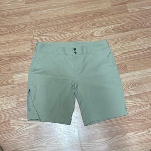 Women’s size 14 Columbia Bermuda shorts